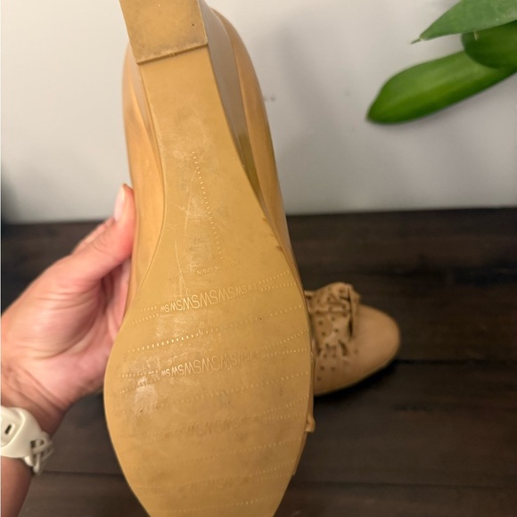 Stuart Weitzman Nude Patent Leather Studded Bow Wedge Pumps – Size 7.5M - Picture 8 of 10